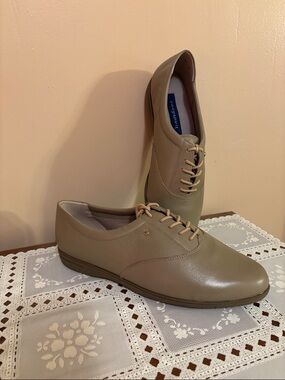 Easy Spirit Taupe Lace-Up Leather Oxford Flat